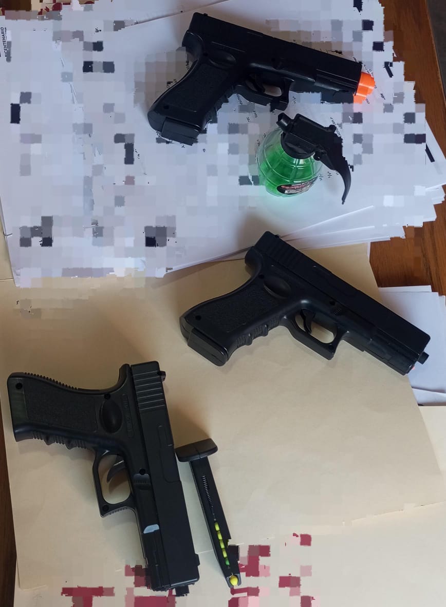 Aseguran armas y granada de juguete en secundaria de Cuauhtémoc 3