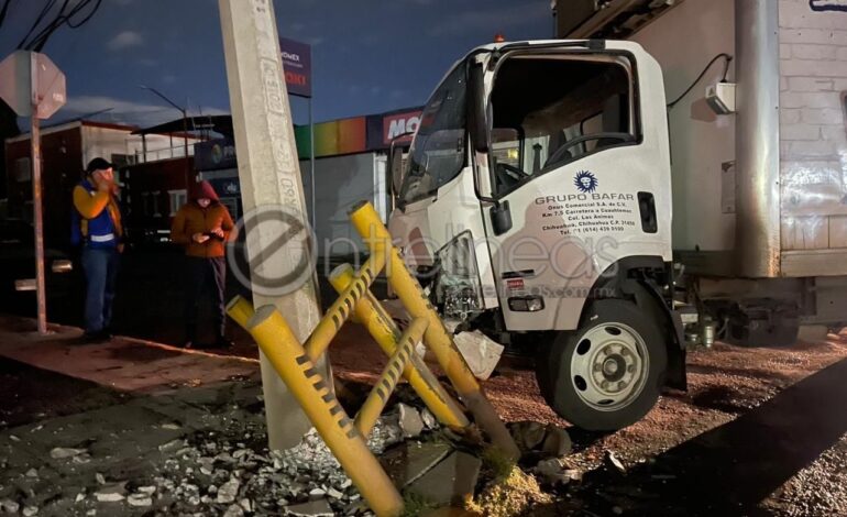  Camión Bafar se impacta de frente contra poste de la CFE