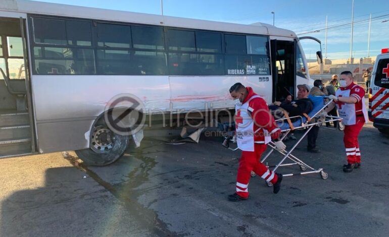  Ocho pasajeros a bordo de transporte Riberas resultaron lesionados tras choque contra camión de empresa Coca-Cola