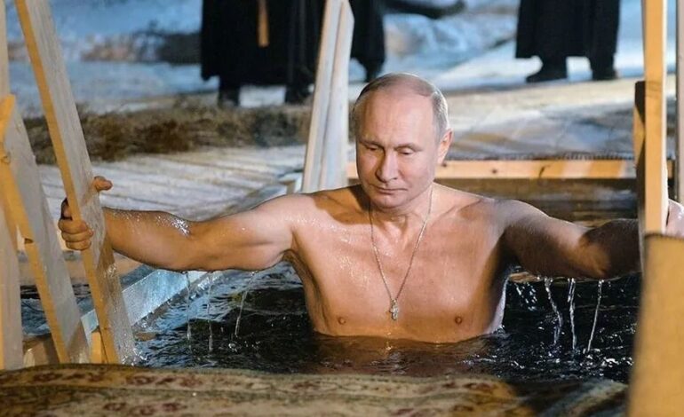  Celebra Putin Epifanía ortodoxa con chapuzón en agua helada