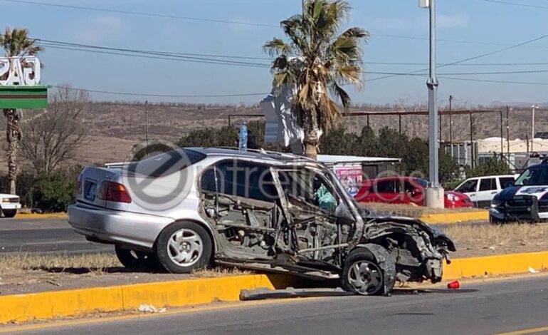  Choca contra trailer en carretera a Cuauhtémoc; hay 2 lesionados