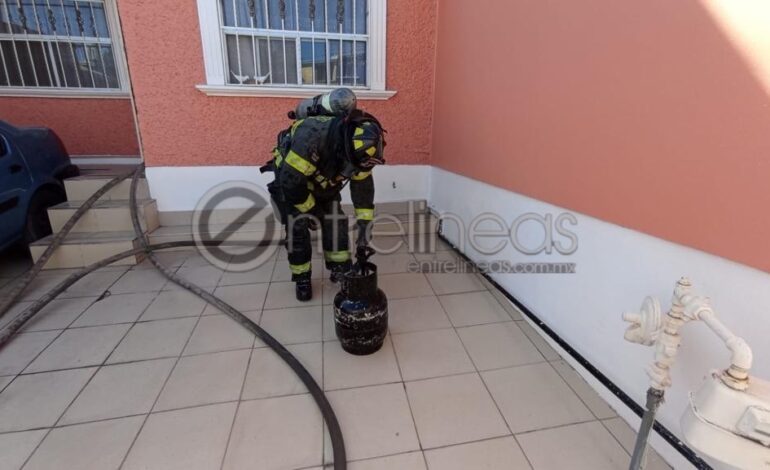 Casa de abuelitos en colonia Nacional sufre daños tras incendio provocado por tanque de gas en calentón español