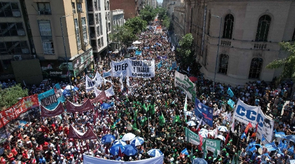  Miles de personas salen a la calle contra reformas de Milei