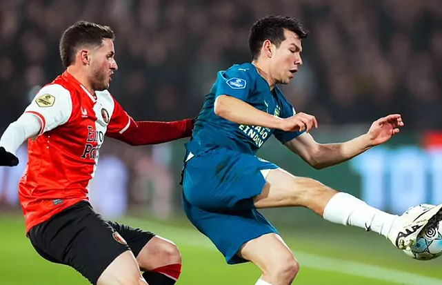 Santiago Giménez sin gol, pero gana con Feyenoord batalla entre mexicanos eliminando a Chucky Lozano y al PSV en la Copa