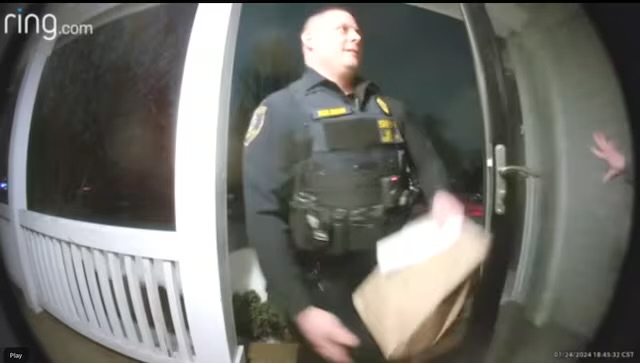  Policía arresta a un repartidor de comida, y él mismo entrega el pedido a domicilio