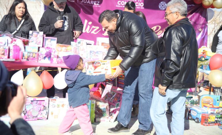  Entrega alcalde Cruz Pérez Cuéllar juguetes en la colonia Frida Kahlo