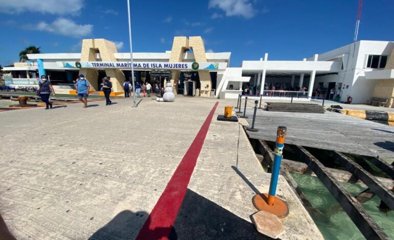  Naufraga embarcación en trayecto Isla Mujeres-Cancún, reportan al menos cuatro muertos