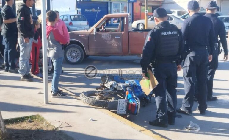  Motociclista resulta herido tras choque en la Nueva España, pick up le cerró circulación