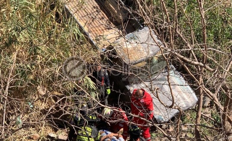  Conductor es rescatado tras caer de barranco en colonia Campesina