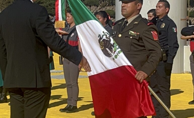  Juran lealtad e izan Bandera Monumental de Chihuahua en El Palomar; nueve escoltas toman protesta