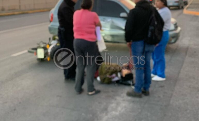  Mujer motociclista se impacta contra camioneta frente a empresa maquiladora al norte de la ciudad