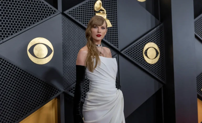  Taylor Swift aterriza en Los Ángeles en la víspera del Super Bowl