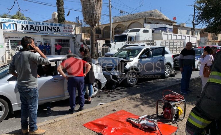  Choque carambola deja cuantiosos daños y conductores lesionados en colonia Junta de los Ríos