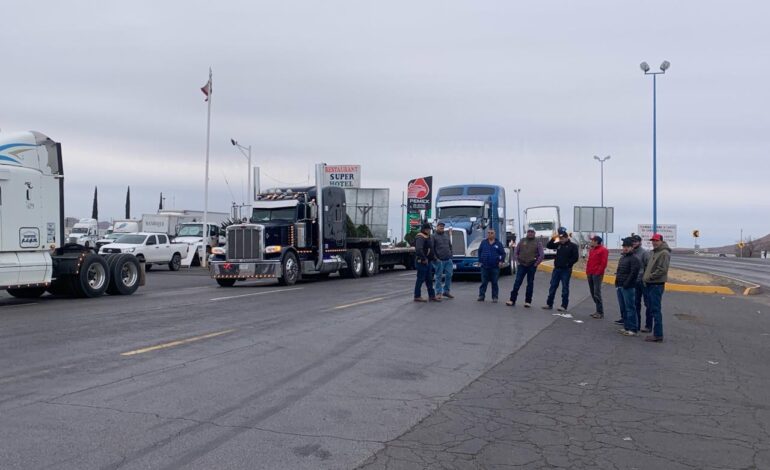  Transportistas de Chihuahua se suman a paro nacional; bloquean carretera a Juárez