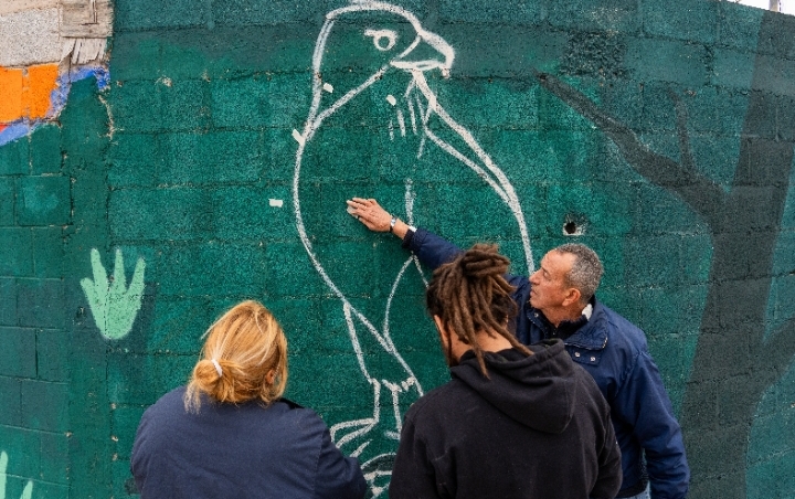  Participan vecinos de Sol de Oriente en la creación de un mural comunitario