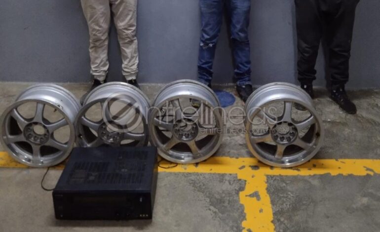  Policías de Distrito Ángel detienen a tres y aseguran cuatro rines de auto con reporte de robo