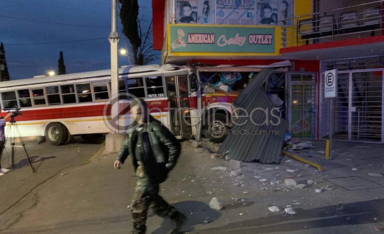  Camión maquilero se impacta contra auto estacionado y local comercial en colonia Granjas