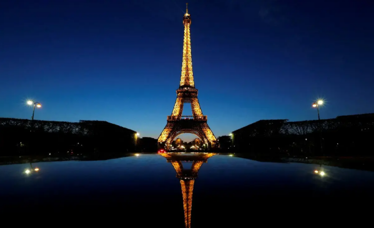 Torre Eiffel reabrirá este domingo tras seis días de huelga