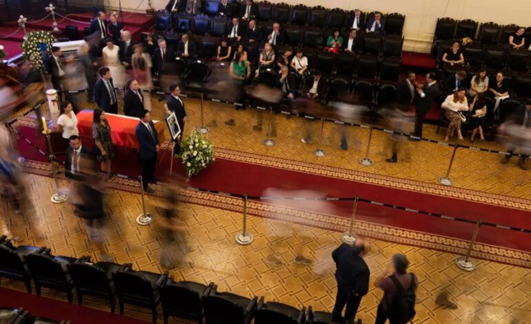  Chile da el último adiós a Piñera en un emotivo y solemne funeral de Estado