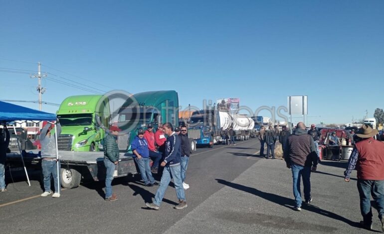  Hartos de la inseguridad transportistas de la Conatram protestan y bloquean carretera a Delicias