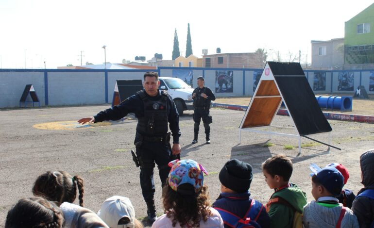  Instruyen a 75 infantes de kínder sobre labores que realizan policías y bomberos en la ciudad