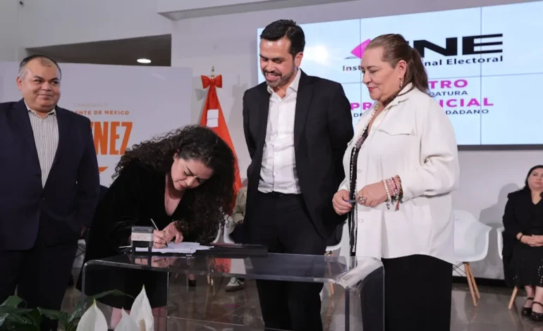  Jorge Álvarez Máynez se registra ante el INE como candidato presidencial de MC