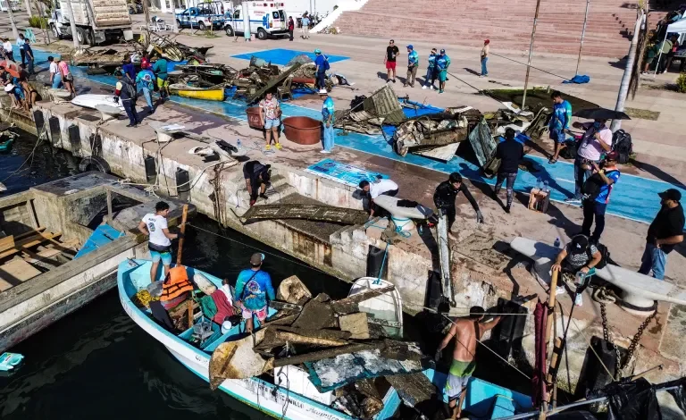  Acapulco celebra torneo de pesca de basura para limpiar el mar tras Otis