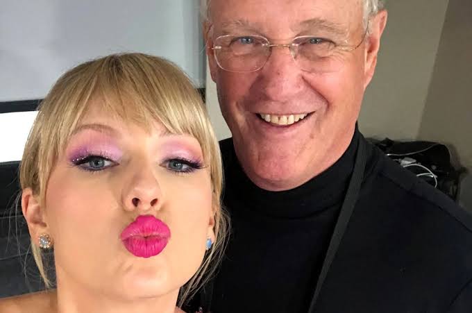  La Policía australiana investiga la supuesta agresión del padre de Taylor Swift a un paparazi