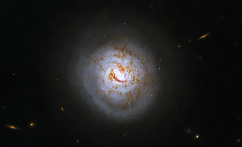  NASA capta una galaxia con forma de pelota de beisbol