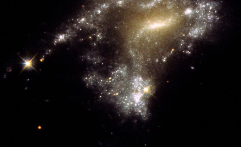  Telescopio Hubble detecta cientos de collares de perlas estelares en distantes galaxias en colisión