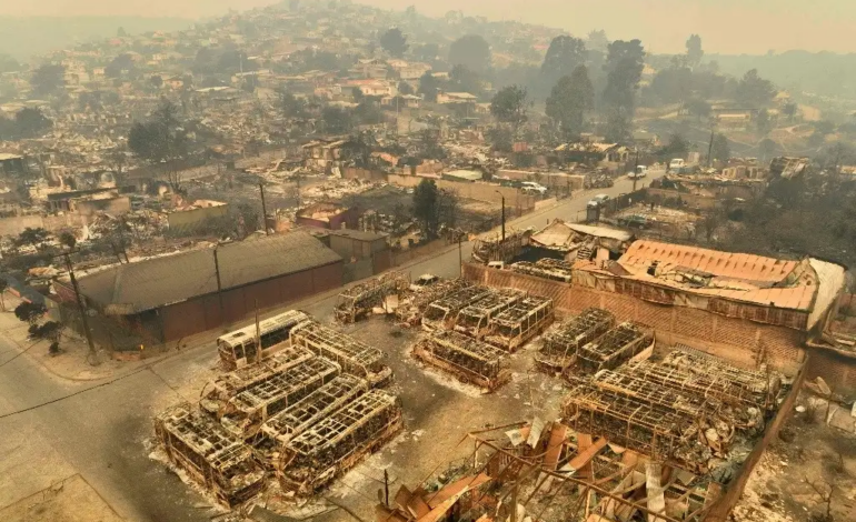  Confirman 46 muertos por incendios en Chile; imponen toque de queda
