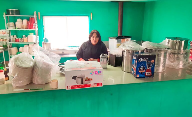  Entrega DIF Estatal utensilios de cocina a escuela de Batopilas