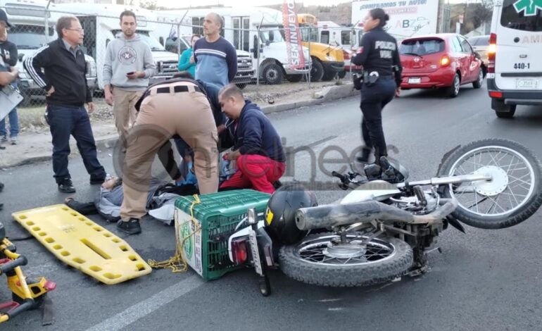  Fuerte choque deja a motociclista herido en la Independencia  