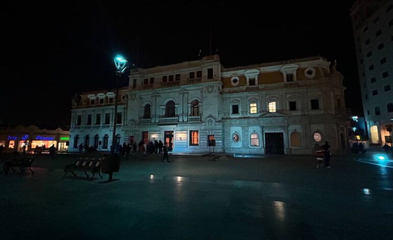  Iluminan de azul los edificios de la Presidencia Municipal en conmemoración al Día Internacional de Angelman
