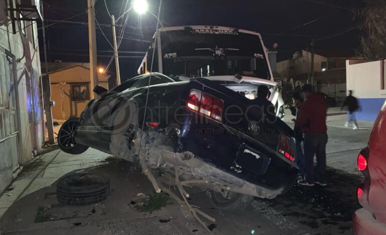  Se impacta Mustang contra camión urbano en El Porvenir    