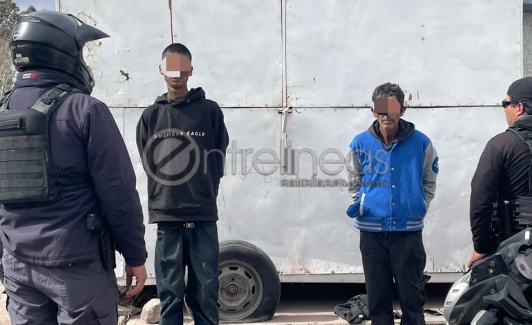  Policías de la Motorizada arrestan a dos en colonia Cerro de la Cruz; traían cuchillo en mano y una jeringa