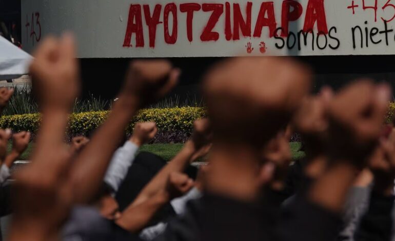  FGR investiga asesinato de normalista de Ayotzinapa; familiares desmienten la versión oficial