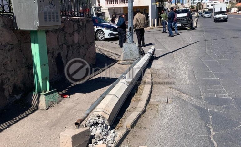  Cae poste de la CFE en colonia Lomas del Santuario; camión jaló cables