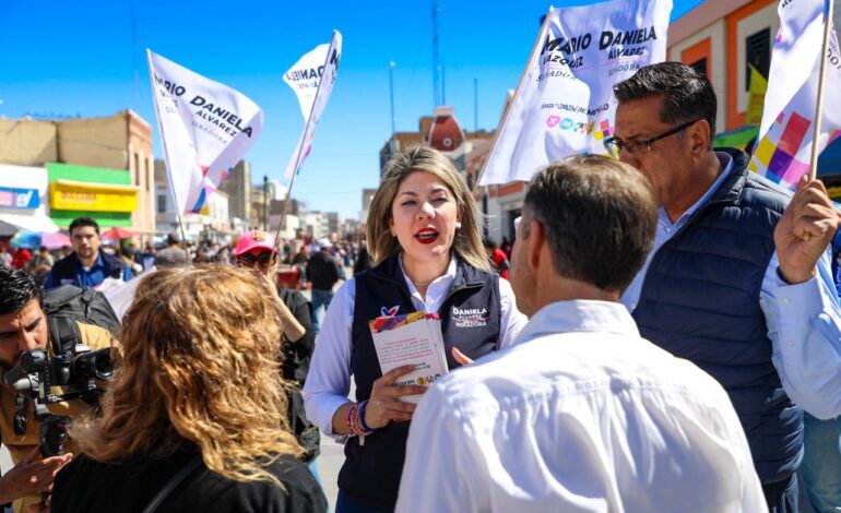  Escucha Daniela Álvarez a juarenses en recorrido por centro de la ciudad