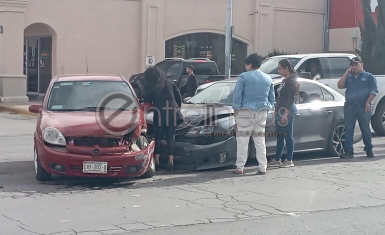  Conductor provoca choque al salir del estacionamiento de plaza comercial sobre Av. Américas