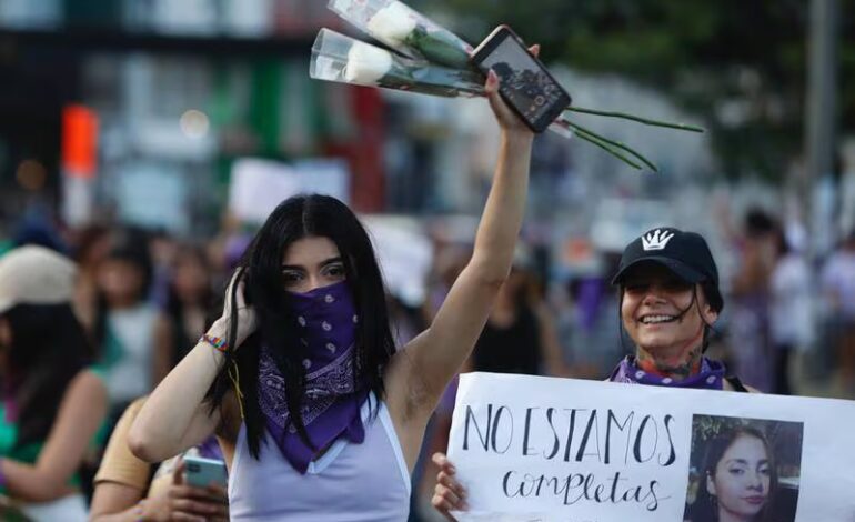  Incidentes empañan marchas en el Día Internacional de la Mujer en Colombia