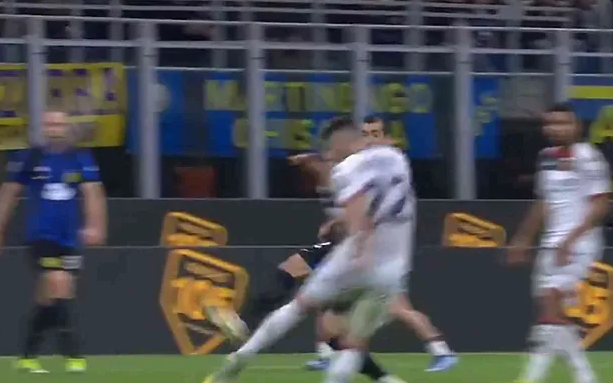  Johan Vásquez le anota al Inter de Milán su primer gol de la temporada en Serie A con el Genoa