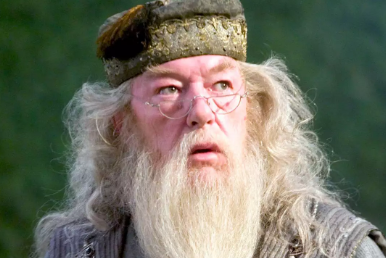  Actor de Dumbledore deja sin herencia a su amante tras 20 años juntos