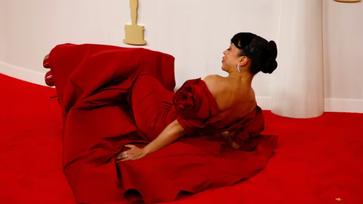  La aparatosa caída de Liza Koshy en la alfombra roja de los Oscar 2024