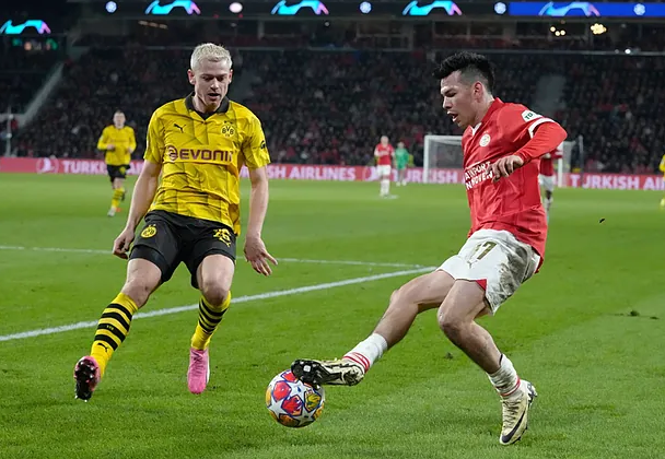  Chucky Lozano no evita la eliminación del PSV ante el Borussia Dortmund