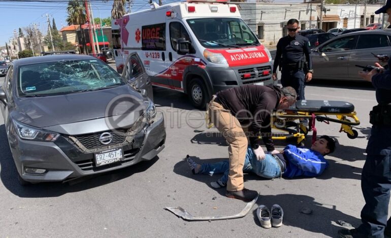  Choca motociclista de frente contra auto sobre Av. Cuauhtémoc; resulta con fractura