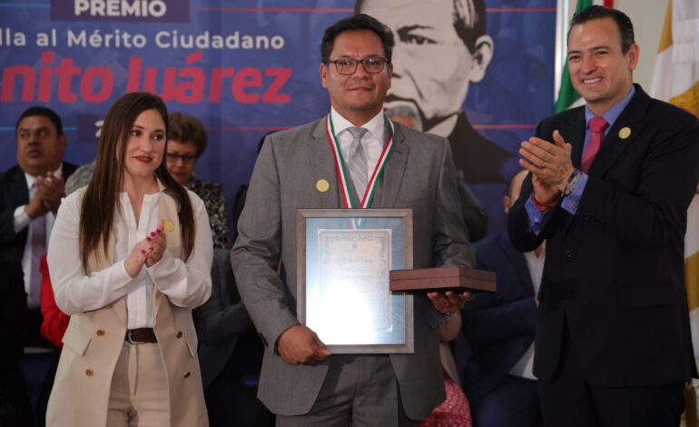  Entregan en Cabildo el Premio al Mérito Ciudadano Benito Juárez