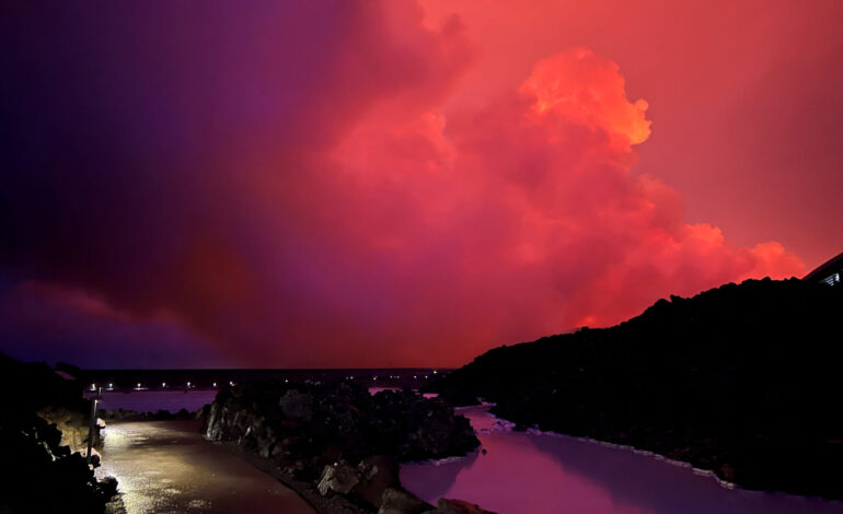  Volcán de Islandia entra en erupción; declaran estado de emergencia