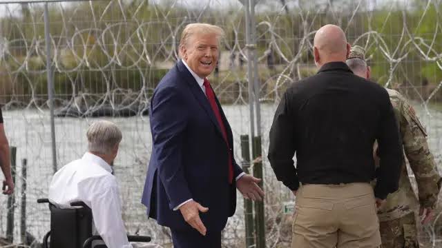  “Les gusta Trump”: Trump saluda a migrantes a través de alambre de púas