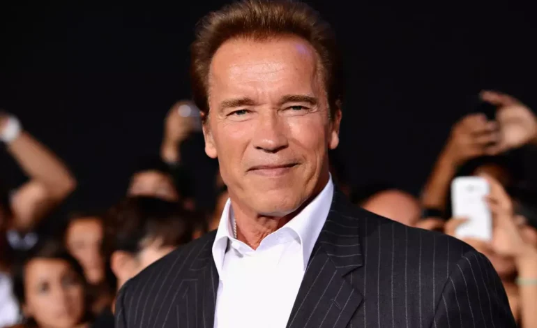  Arnold Schwarzenegger muestra su marcapasos tras cirugías a corazón abierto